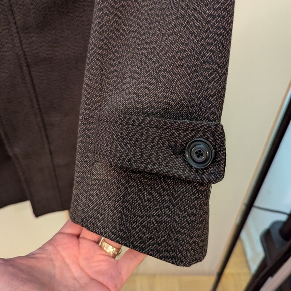 Elegant Brown Trench Coat with Tailored Design and Full-Length Sleeves - Picture 8 of 10